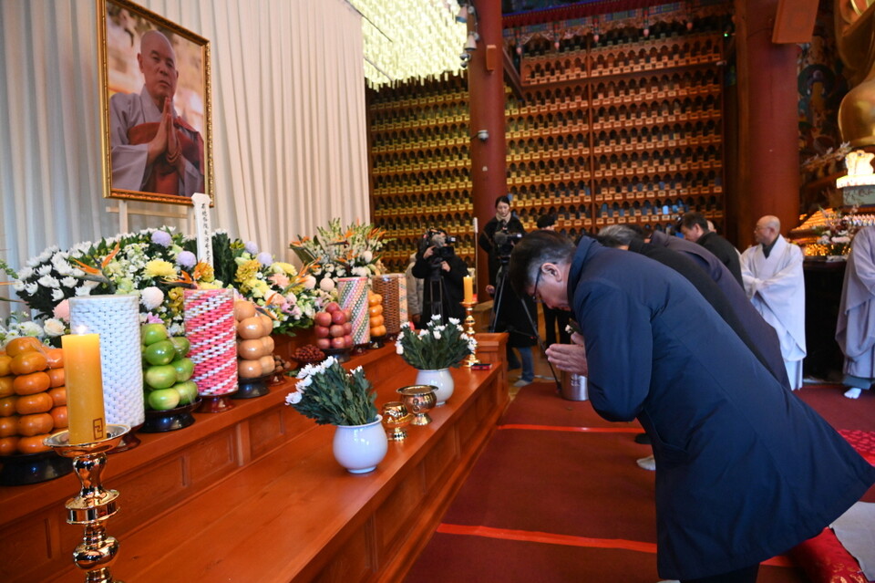 주윤식 중앙신도회장과 정충래 학교법인 동국대학교 이사 등이 조문하고 있다.