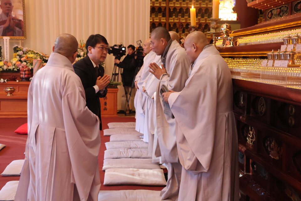 최응천 문화재청장이 자승대종사 조문 이후 상주를 