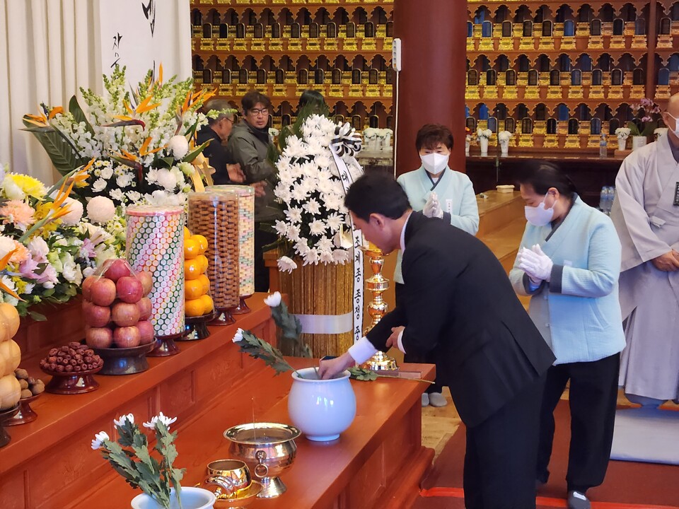 해봉당 자승대종사 분향소를 찾은 박민식 국가보훈부 장관이 헌화하는 모습.