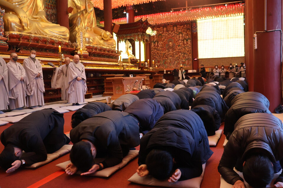 중앙종무기관 종무원들이 예를 올리는 모습.