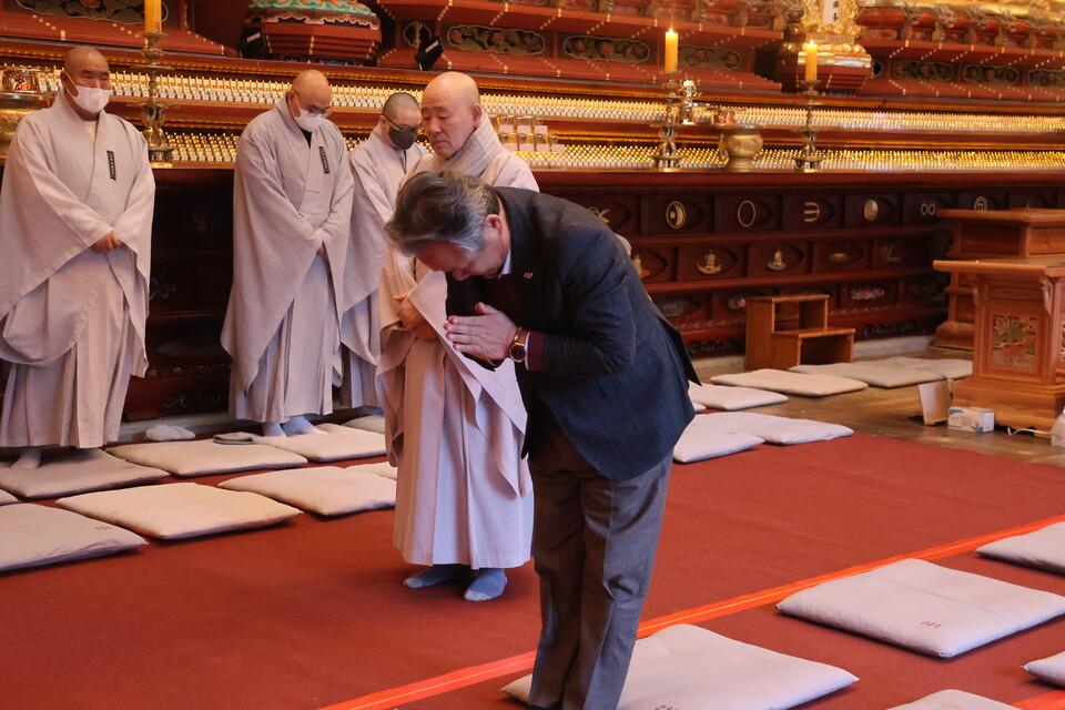 이기흥 대한체육회장이 조문하는 모습.