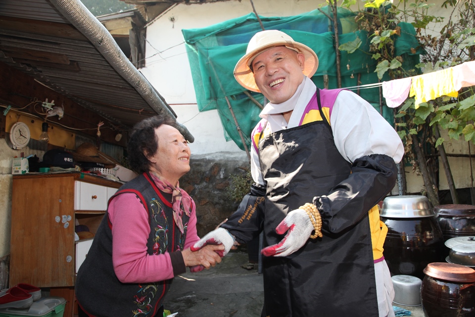 개미마을에서 연탄봉사를 환하게 웃는 자승대종사.