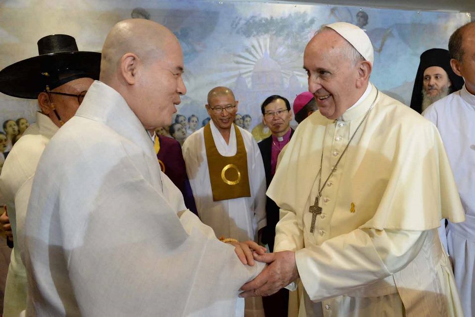 2014년 8월 방한한 프람시스코 교황과 만났다.
