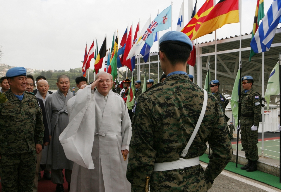 2015년 레바논 동명부대 장병들을 격려하는 모습.