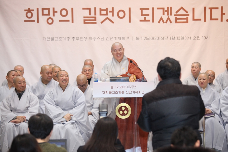 2016년 신년 기자회견에서 기자들과 소통하는 모습.