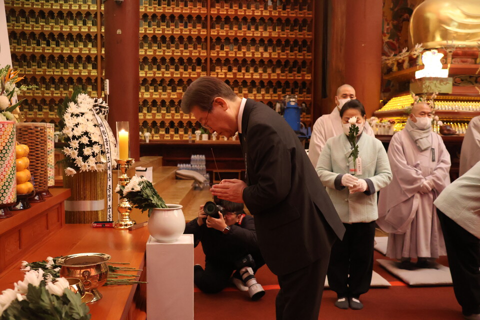 이재명 더불어민주당 대표가 자승대종사 분향소를 직접 찾아 추모의 뜻을 전했다. 자승대종사 영단에 헌화하며 예를 올리는 모습. 