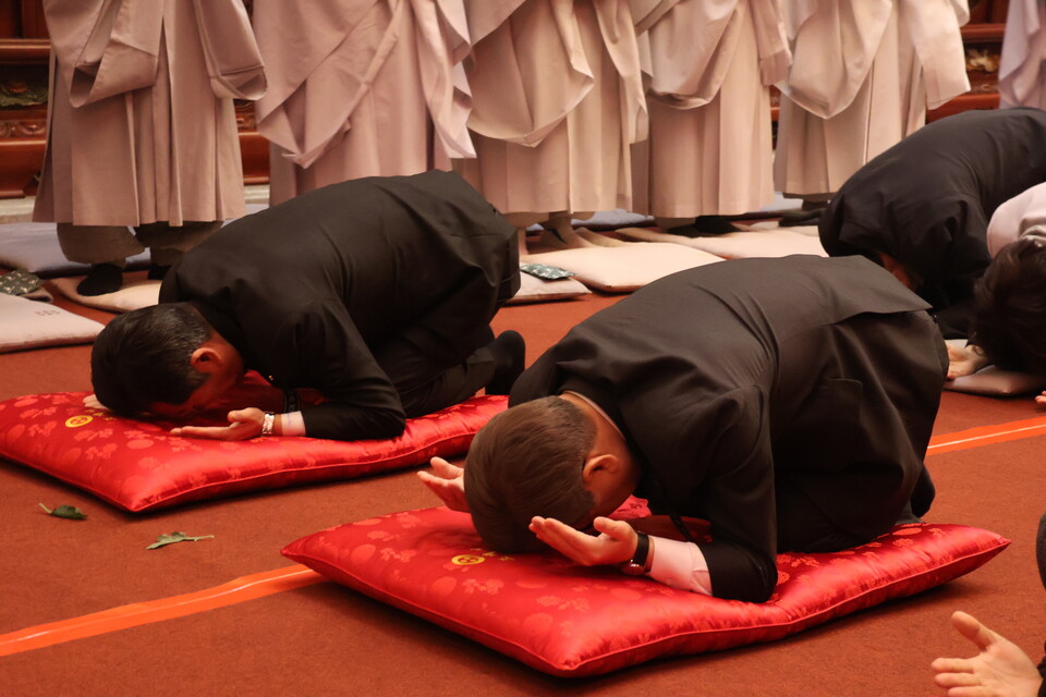 삼배의 예를 올리고 있는 이재명 대표의 모습.