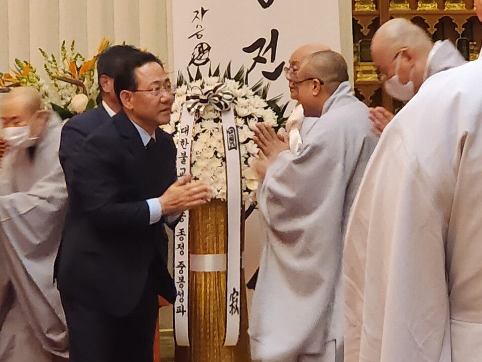 조문을 마친 주호영 의원이 상좌 스님들과 인사하는 모습.
