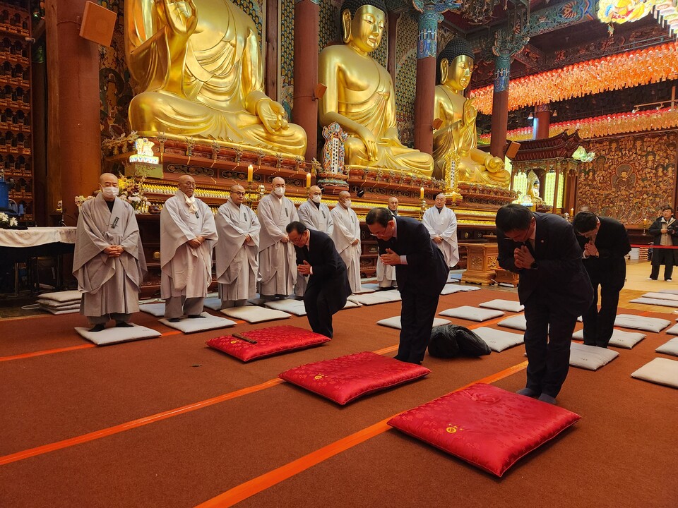 주호영 의원이 조문하고 있는 모습.
