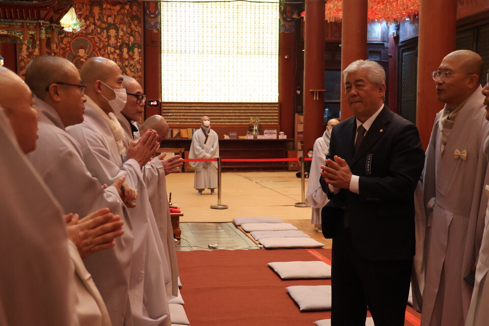 이상헌 국회 문화체육관광위원장이 조문을 마친 뒤 상좌스님들과 인사하는 모습. 