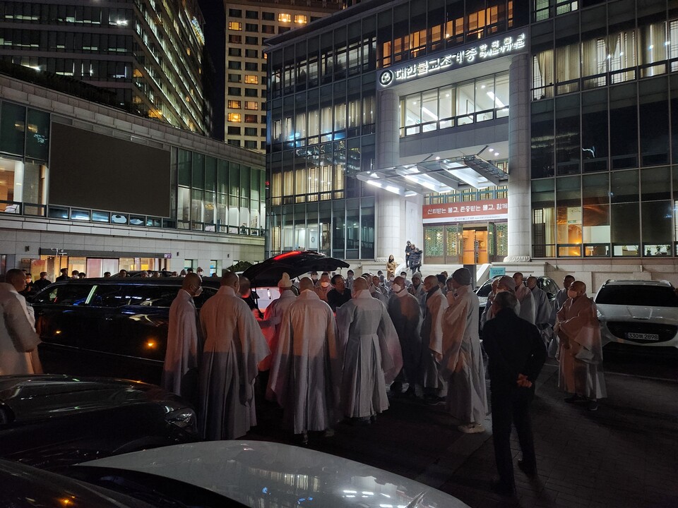 조계사에 도착한 자승대종사의 법구