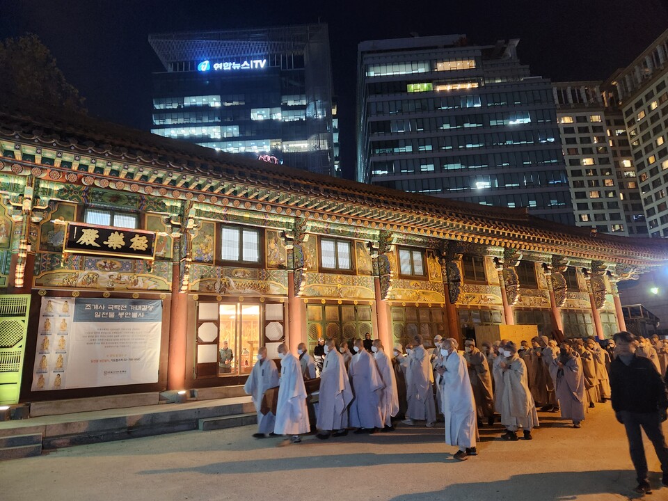 조계사 극락전으로 이운 중인 자승대종사의 법구.