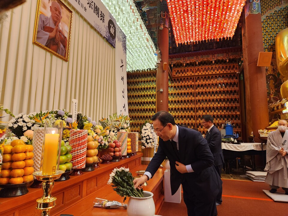 헌화하는 주호영 의원