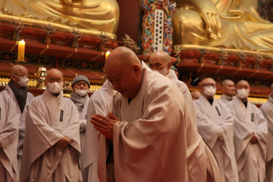 전 조계종 총무원장 원행스님이 조문하는 모습.