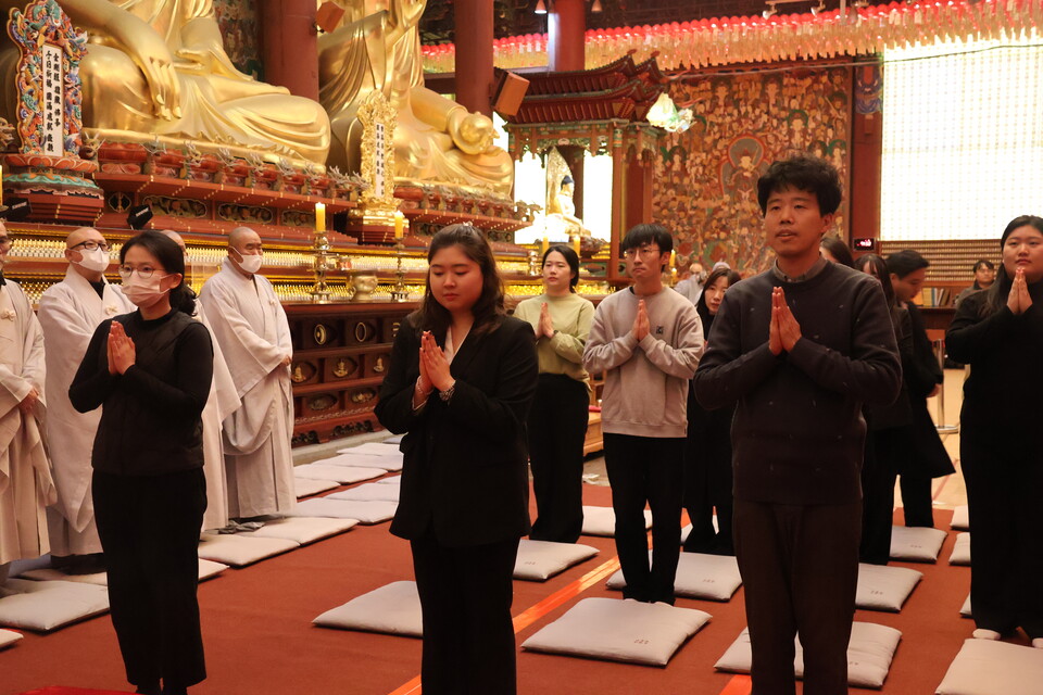 대불련 법우들이 자승대종사 영단에 조문하는 모습.