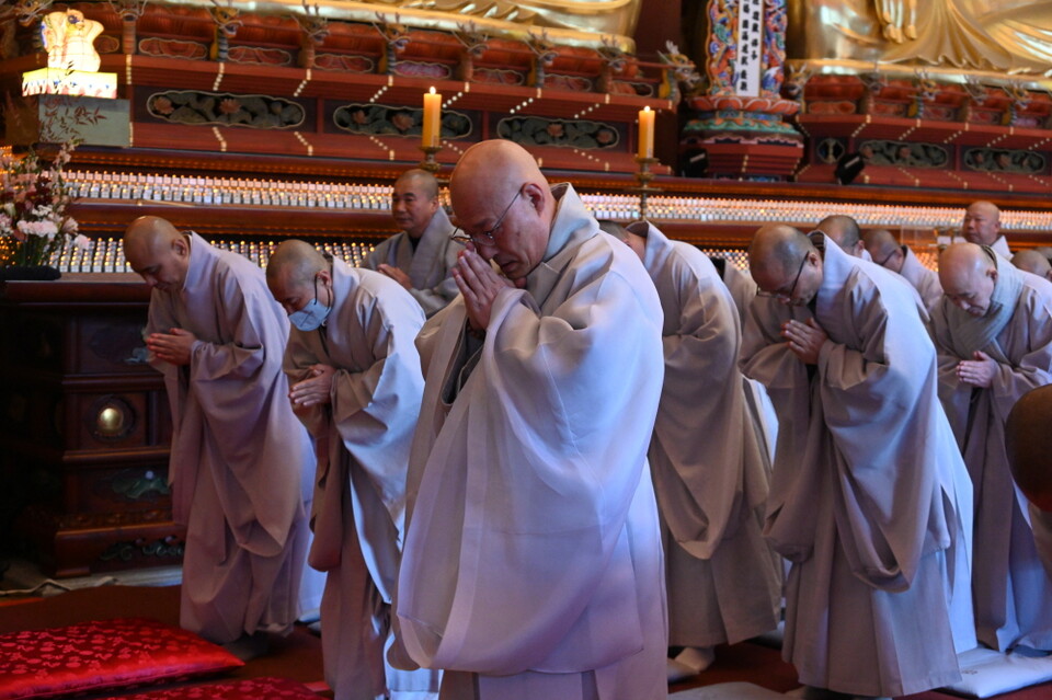 총무원장 스님과 교육원장, 포교원장 스님 등이 반야심경 독송하는 모습.