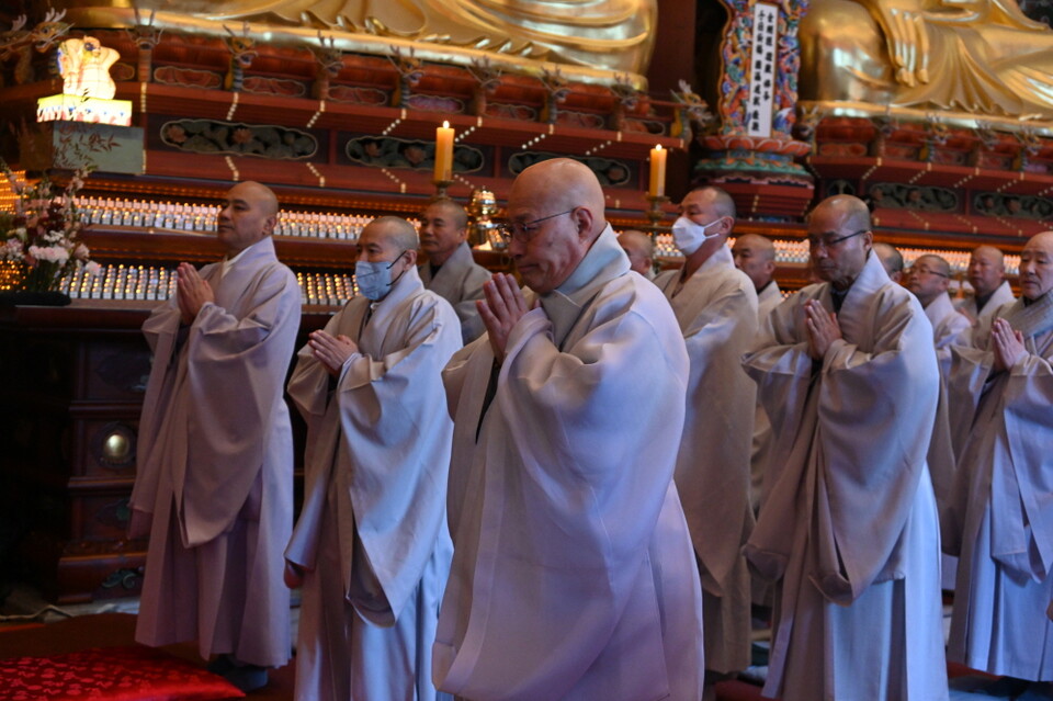 자승대종사 원적을 애도하는 스님들.