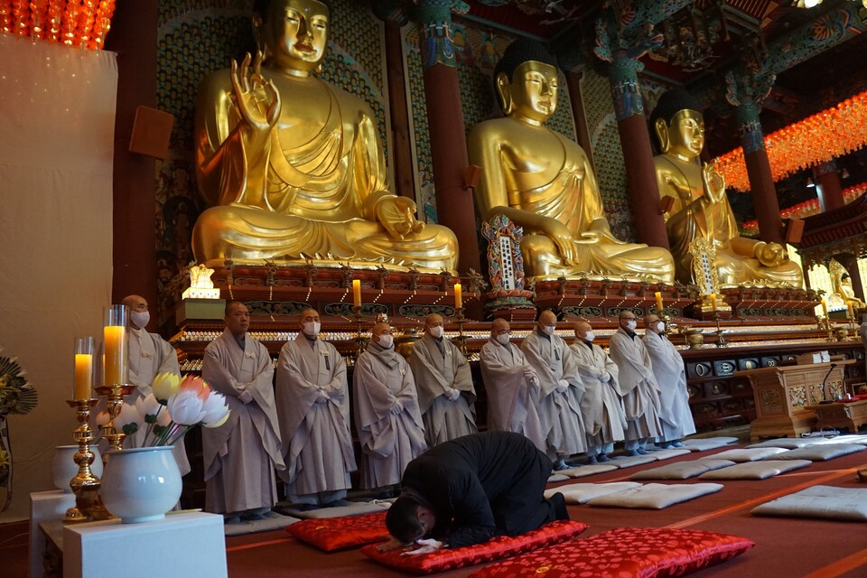 이날 오전 조계사를 찾은 권영세 의원이 자승대종사 영단을 향해 절을 올리고 있다. 
