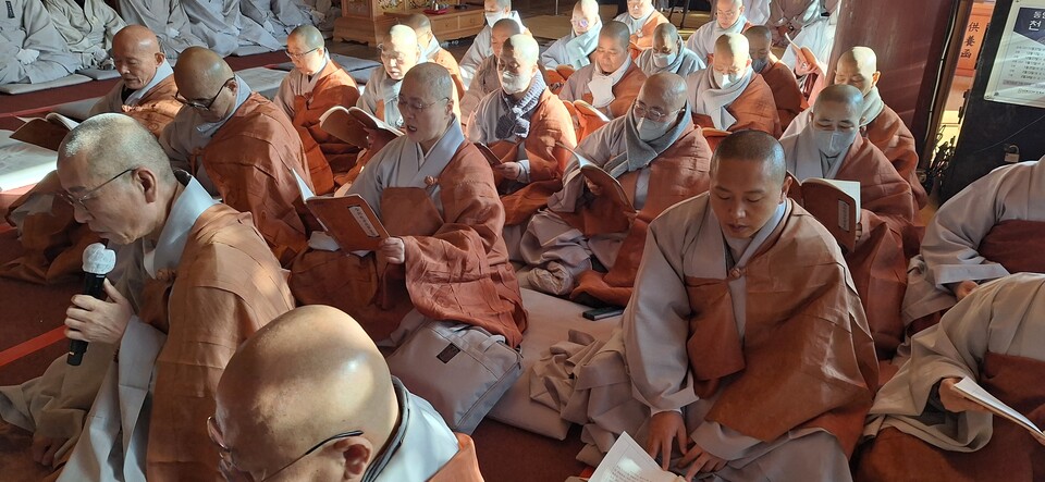 12월1일 조계사 대웅전에는 이른 시간부터 조문객들의 추모 발길이 이어지고 있다. 사진은 조계종 어산어장 인묵스님을 비롯한 스님들이 금강경을 독송하는 모습. 