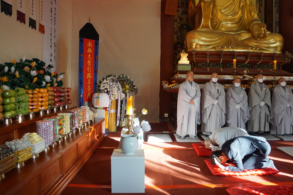 해봉당 자승대종사 원적3일째를 맞은 12월1일 분향소를 찾은 오세훈 서울시장이 삼배의 예를 올리고 있다.