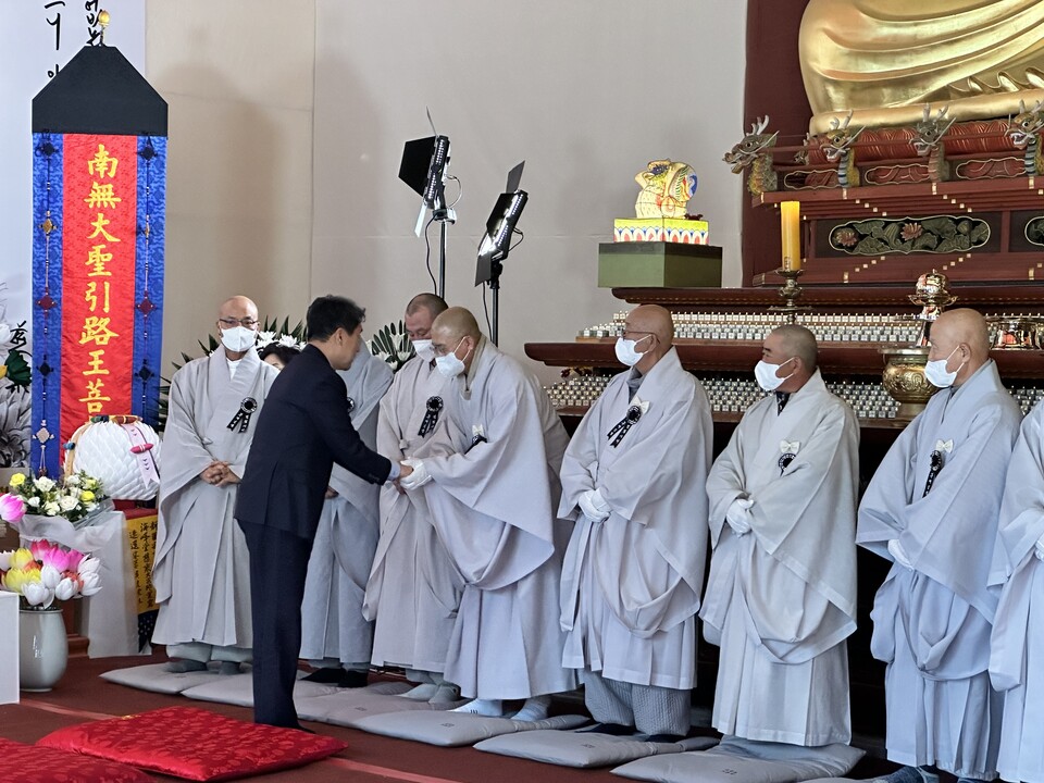 이주호 사회부총리가 장의위원들에게 인사하고 있다.