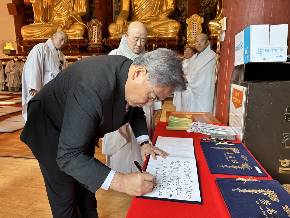 박진 외교부 장관도 조문했다.