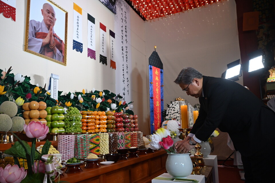 박진 장관이 헌화하는 모습