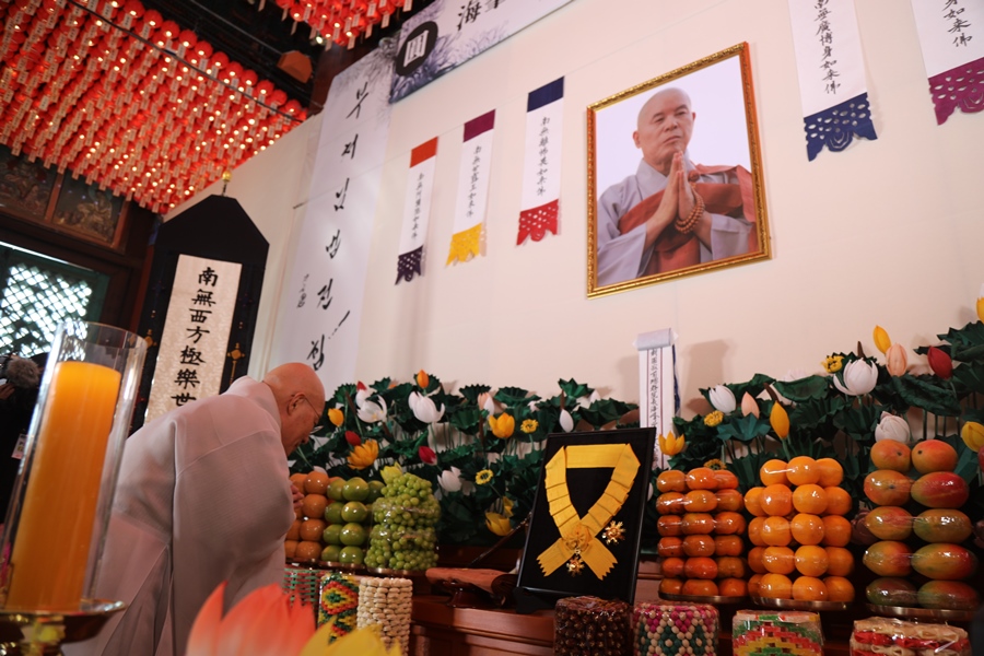 추서식에 함께한 총무원장 진우스님이 합장 반배의 예를 올리며, 자승대종사의 가르침을 이어갈 것을 발원하고 있다. 