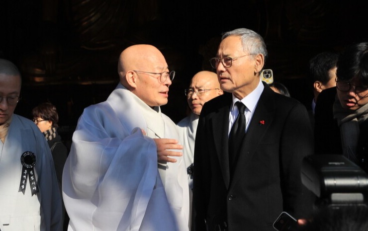 총무원장 스님과 유인촌 장관이 대웅전을 나서는모습.