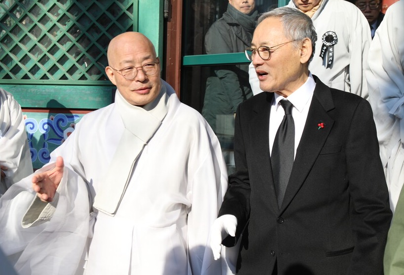 자승대종사 국민훈장 무궁화장 추서식 이후 대웅전을 나서는 총무원장 진우스님과 유인촌 장관.