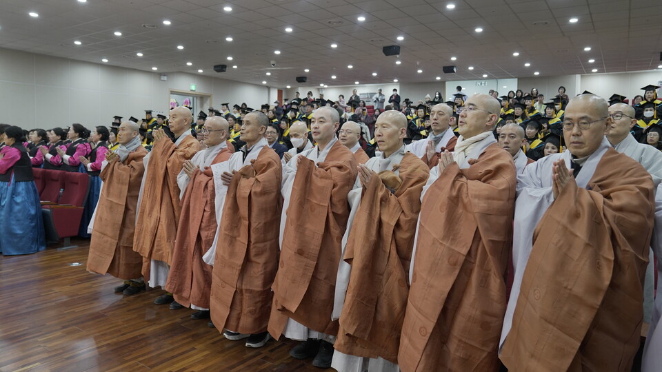 범어사 사중스님들이 졸업식에 참석해 졸업을 축하했다.
