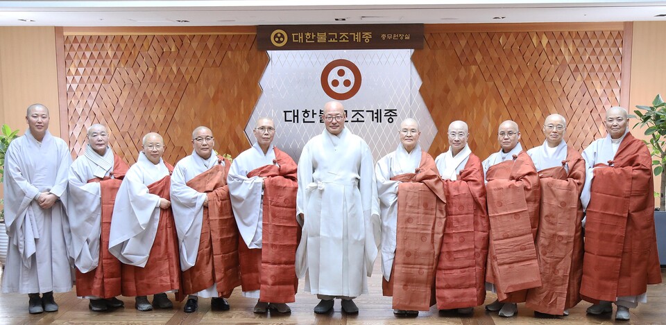 전국비구니회 예방 이후 찍은 기념사진. 