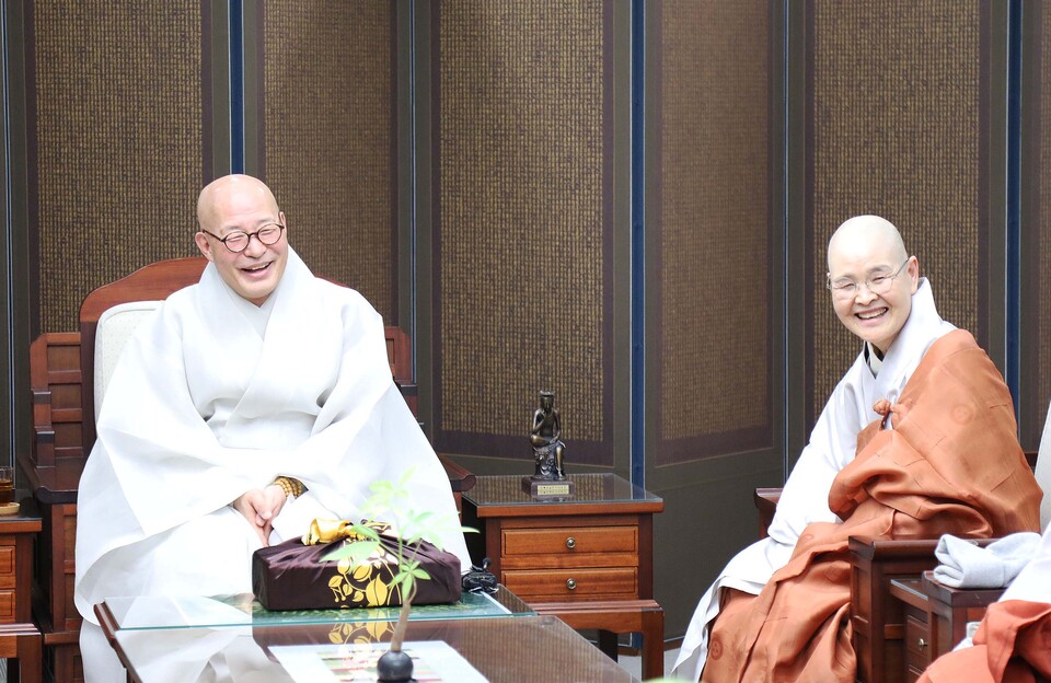 조계종 총무원장 진우스님(왼쪽)은 1월3일 한국불교역사문화기념관 4층 접견실에서 전국비구니회장 광용스님을 비롯한 집행부 스님들의 예방을 받고, 전 종도들이 합심하고 화합에 힘써줘 종단이 안정되고 있다며 고마움을 표했다. 
