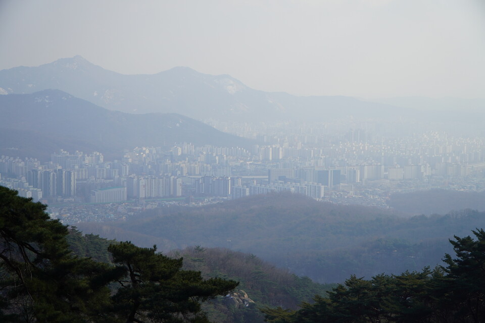 천축사에서 내려다본 서울 시내