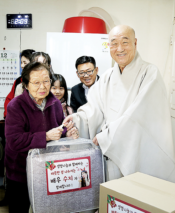 올해 창립 30돌을 맞이하는 생명나눔실천본부는 불교계 유일 정부 지정 장기기증 운동 단체라는 수식어에 걸맞게 그 역할을 충실히 수행하고 있다. 사진은 생명나눔과 함께하는 따뜻한 정 나누기 행사를 통해 어려운 이웃에게 방한용품을 전달하는 이사장 일면스님의 모습.