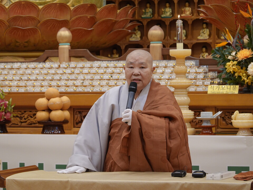 전국비구니회 원로의장 수현스님이 새해 덕담을 전하는 모습.