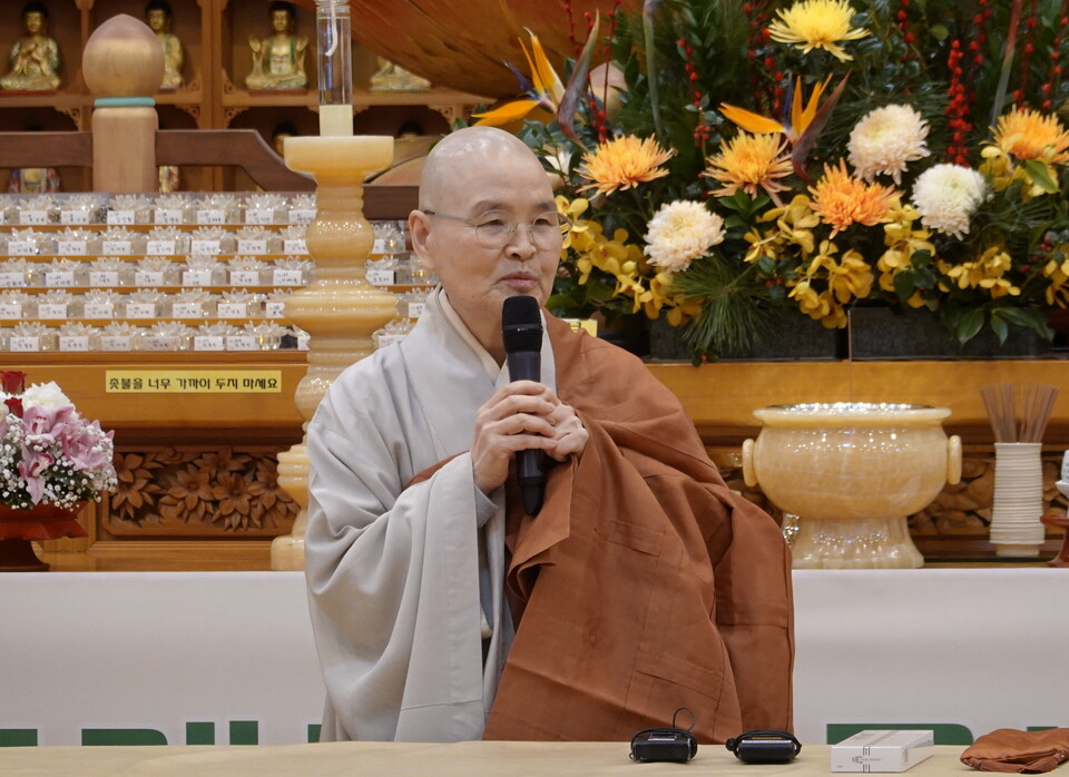전국비구니회 회장 광용스님이 신년 인사를 전하는 모습.