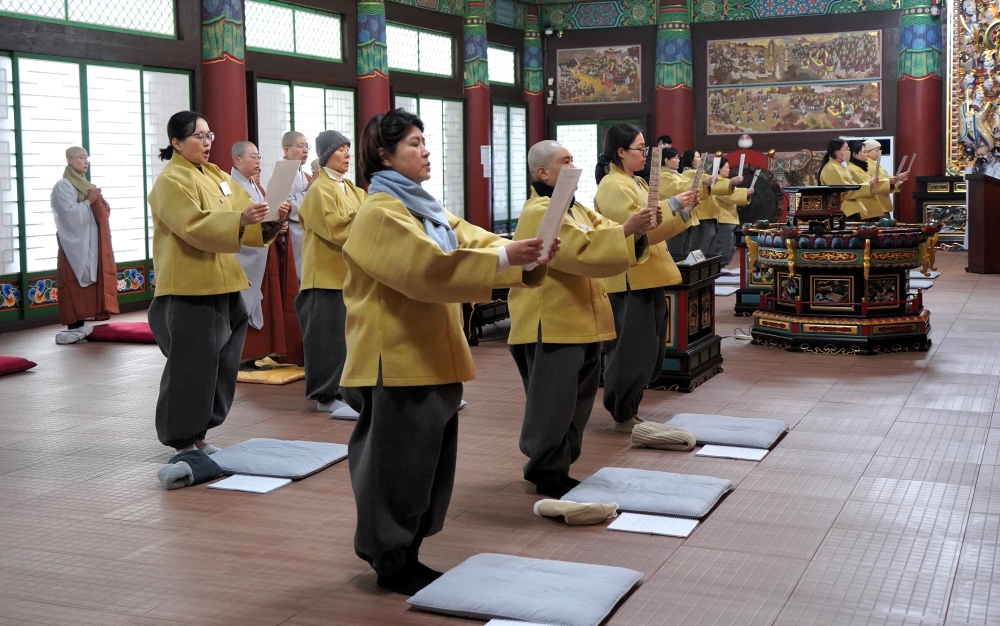 수원 봉녕사는 1월22일 제1기 여성출가학교 고불식을 거행했다. 11명의 '행자'들은 발원문을 낭독하면서 부처님 가르침을 올곧이 배우고 실천하겠다고 다짐했다.