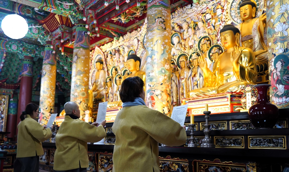 부처님을 바라보며 발원하는 행자들의 모습이 절절하다.