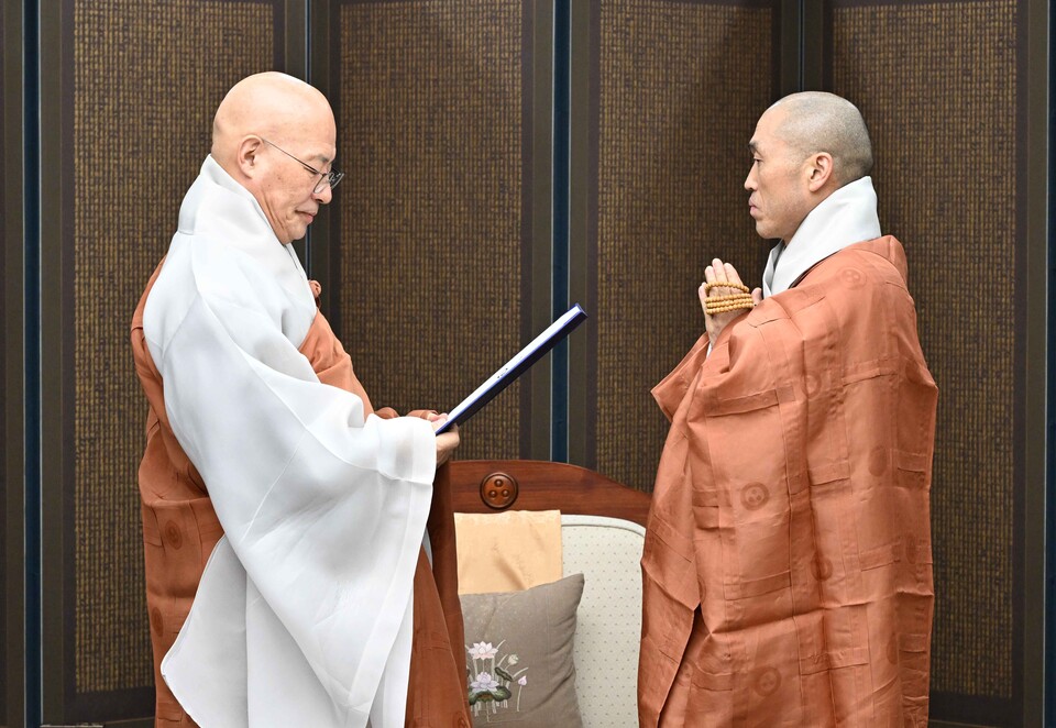 총무원장 진우스님이 1월24일 한국불교역사문화기념관 4층 접견실에서 범어사 주지 정오스님에게 임명장을 수여하고 있다.