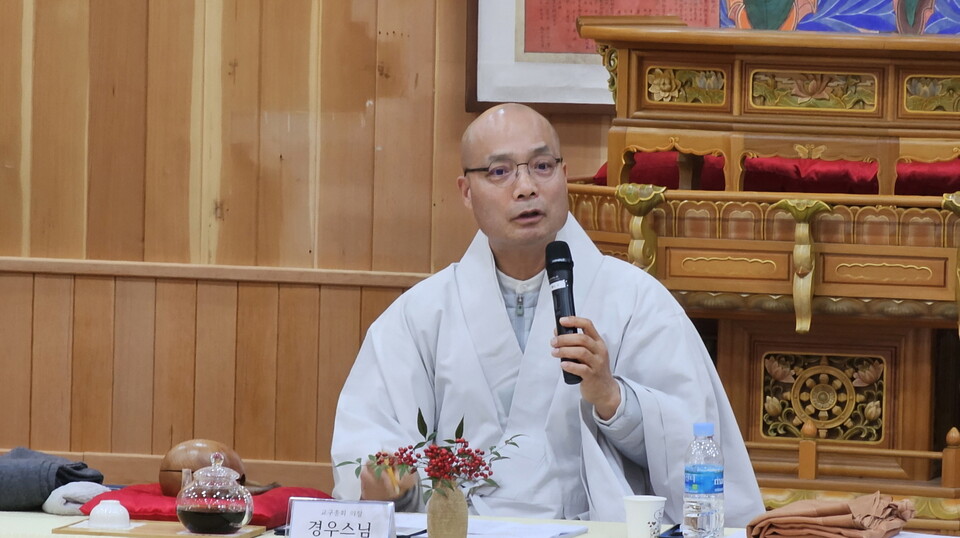 경우스님이 전법위원회 첫회의에서 위원회 역할을 역설하고 있다.