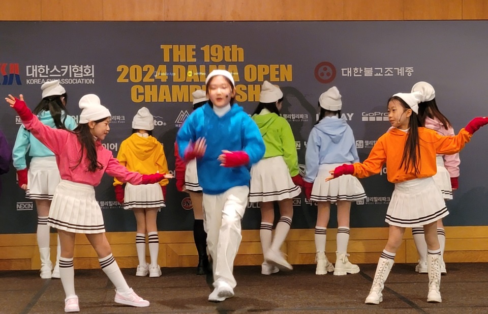 경기소년소녀합창단의 축하공연 모습.