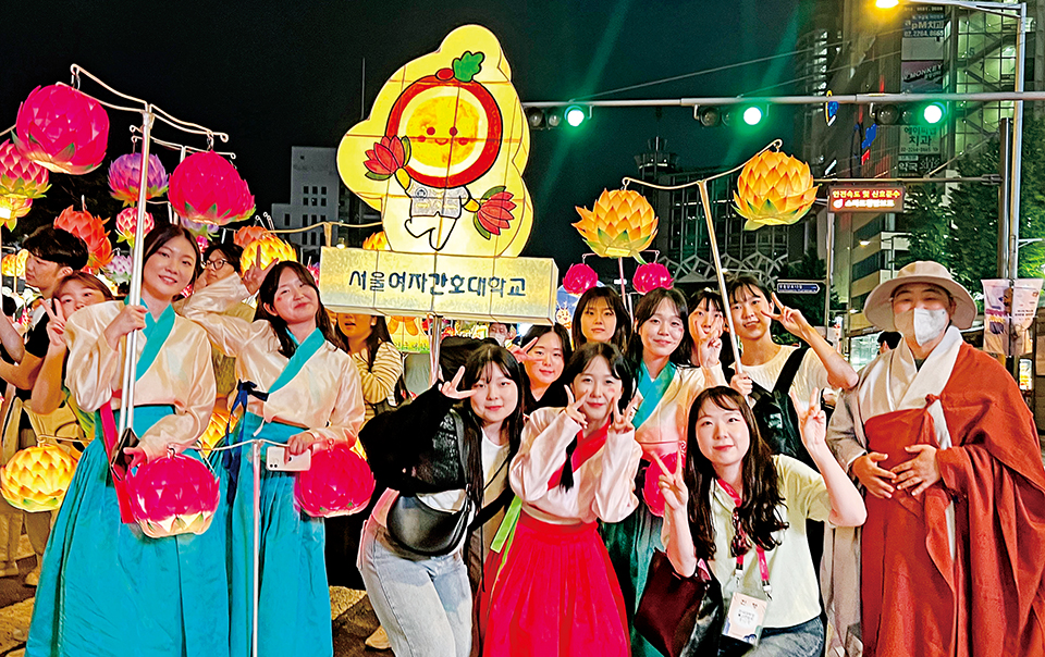 서울여자간호대학교 불교동아리 보인은 50년이 넘는 역사를 자랑한다. 지난해 연등회에서 연등행렬에 나선 ‘보인’ 회원들.