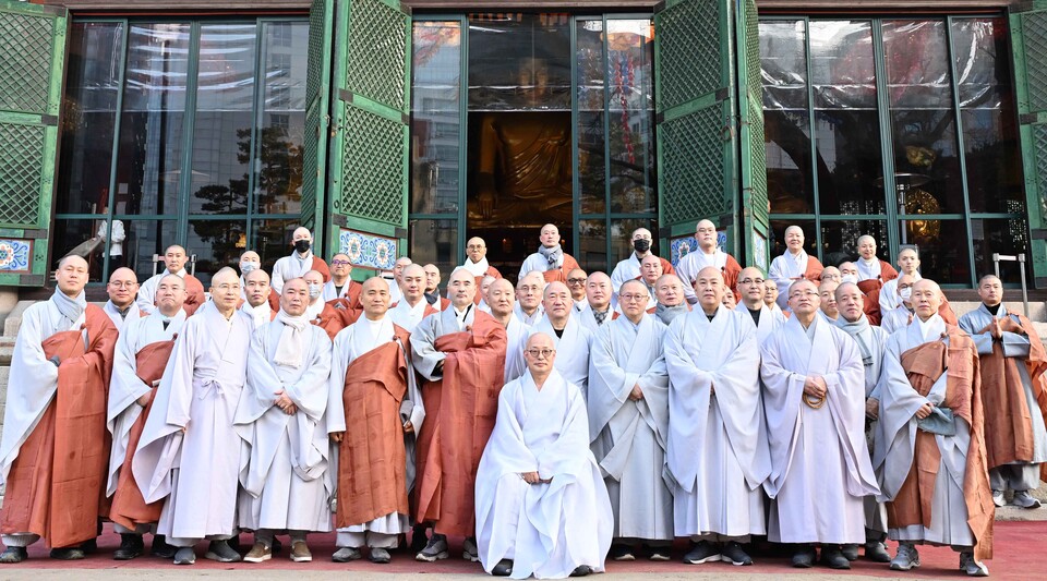 취임 500일을 맞아 108배와 기념법회를 마친 총무원장 진우스님을 비롯한 참석 스님들이 기념촬영을 하고 있다.