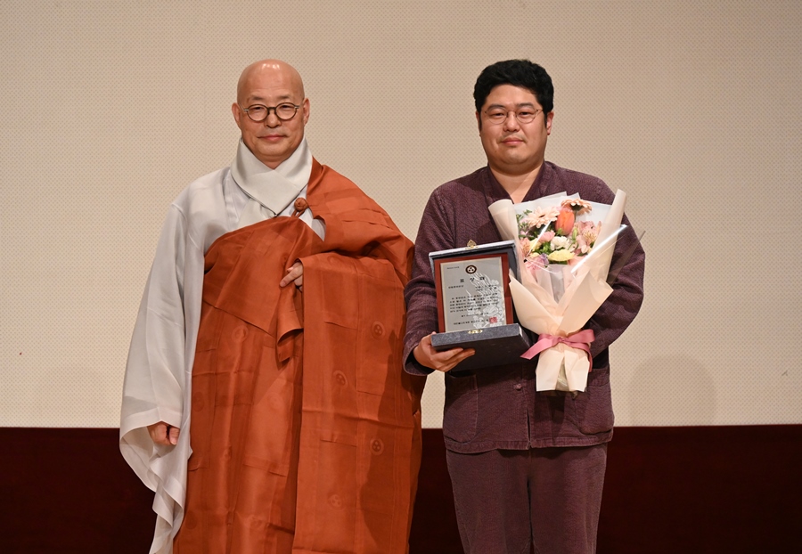 모범종무원상을 받은 신승준 대각사 사무장과 함께 찍은 기념사진. 