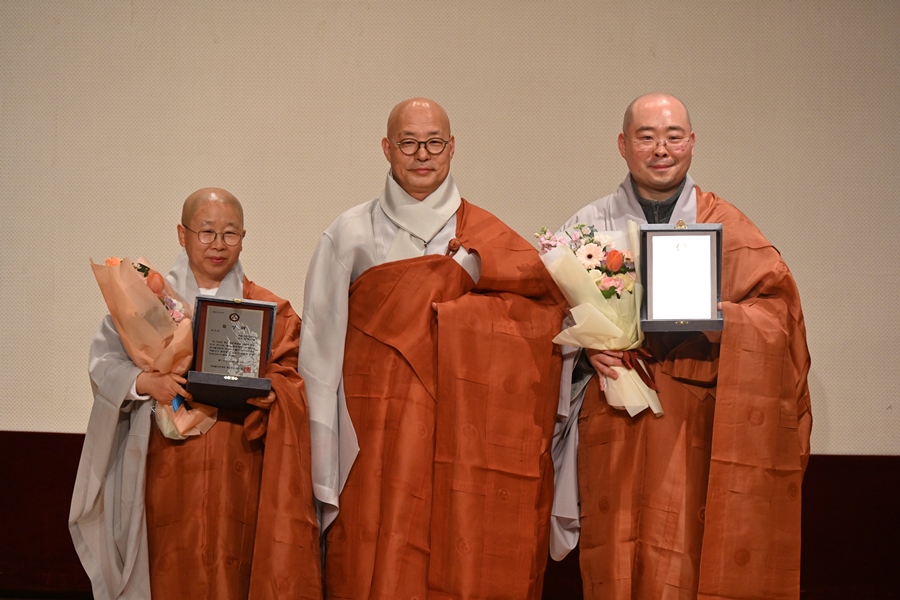 총무원장 진우스님(가운데)은 종무행정 체계화와 포교활성화에 기여한 최우수 사찰 주지 스님들에게 표창패를 수여했다. 사진 왼쪽부터 서울 진관사 주지 법해스님, 총무원장 진우스님, 서울 대각사 주지 종원스님.