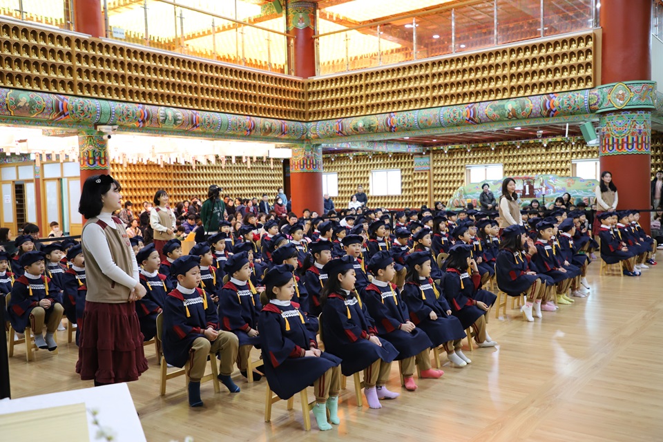 통도사 마산포교당 정법사 부설 대자유치원 졸업식이 졸업셍과 재학생, 학부모 등이 함께한 가운데 경내 만불전에서 열렸다.