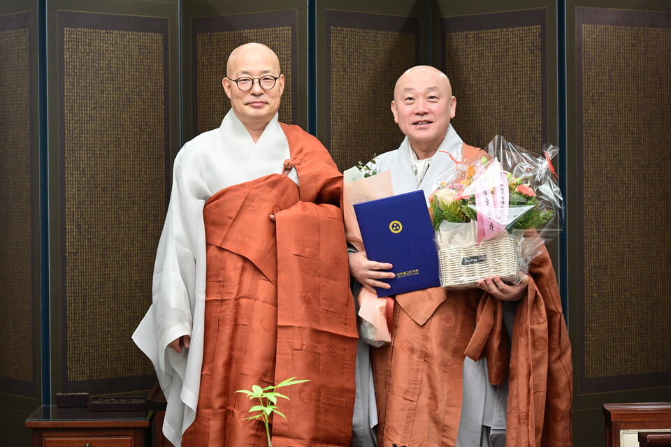조계종 총무원장 진우스님(왼쪽)은 2월27일 한국불교역사문화기념관 4층 접견실에서 한국불교문화사업단장에 만당스님을 임명하고 임명장을 전달했다.