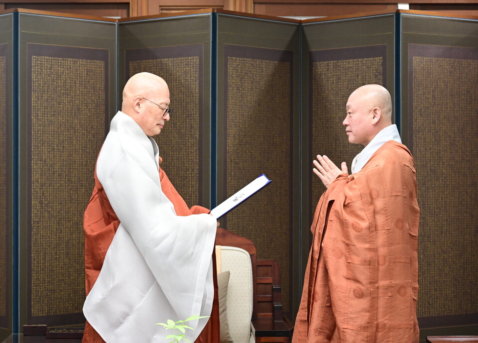 총무원장 진우스님(왼쪽)이 한국불교문화사업단장에 만당스님에게 임명장을 수여하는 모습.
