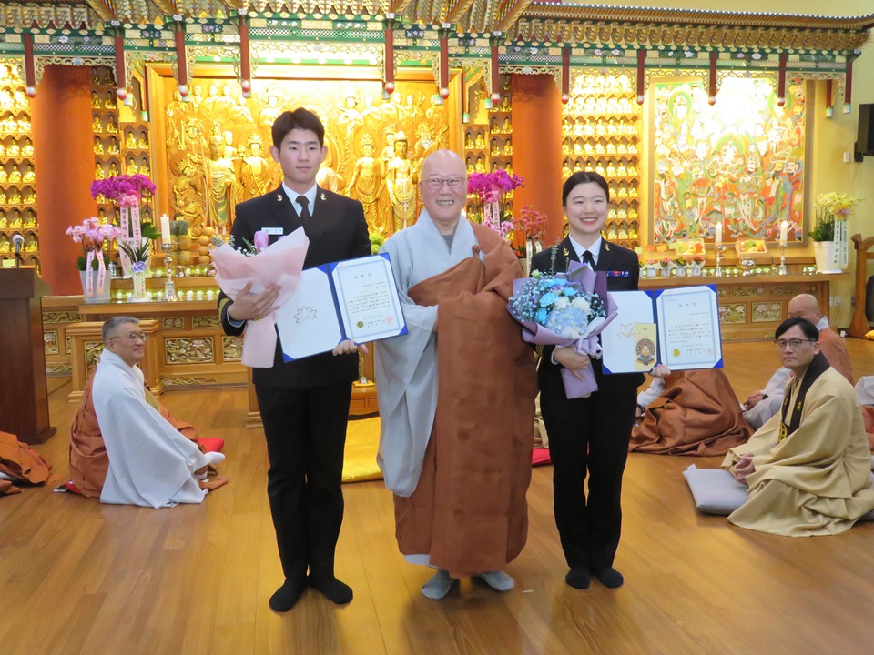 수불스님이  조계종 총무원장 상과 포교원장 상을 수상한 생도 대표에게 표창장과 선물을 전달했다.  